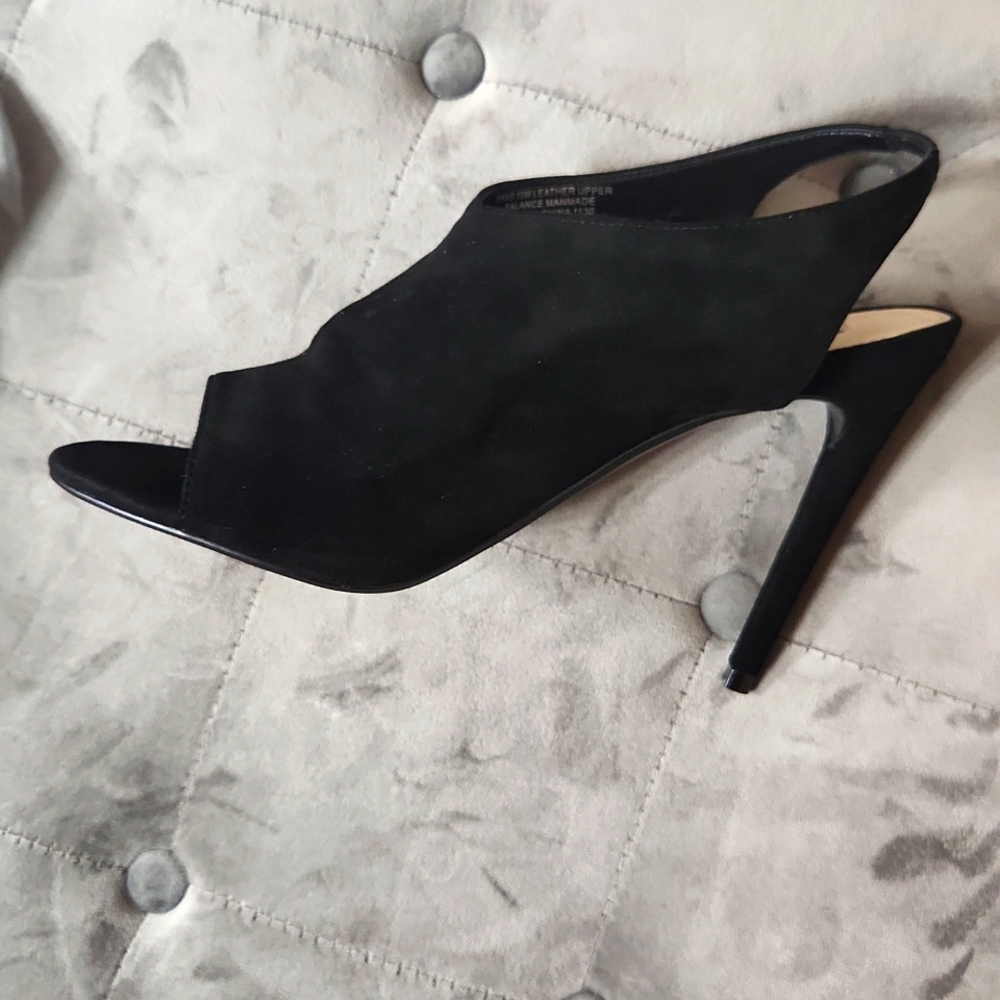 Women size 10M 4 inch heel
